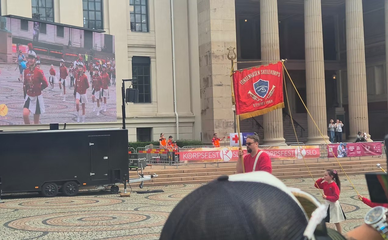 Mobil storskjerm på tilhenger viser opptak av et korps under Korpsfest i Oslo