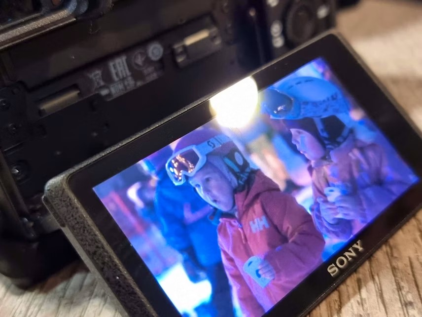 Vippbar kameraskjerm på et videokamera